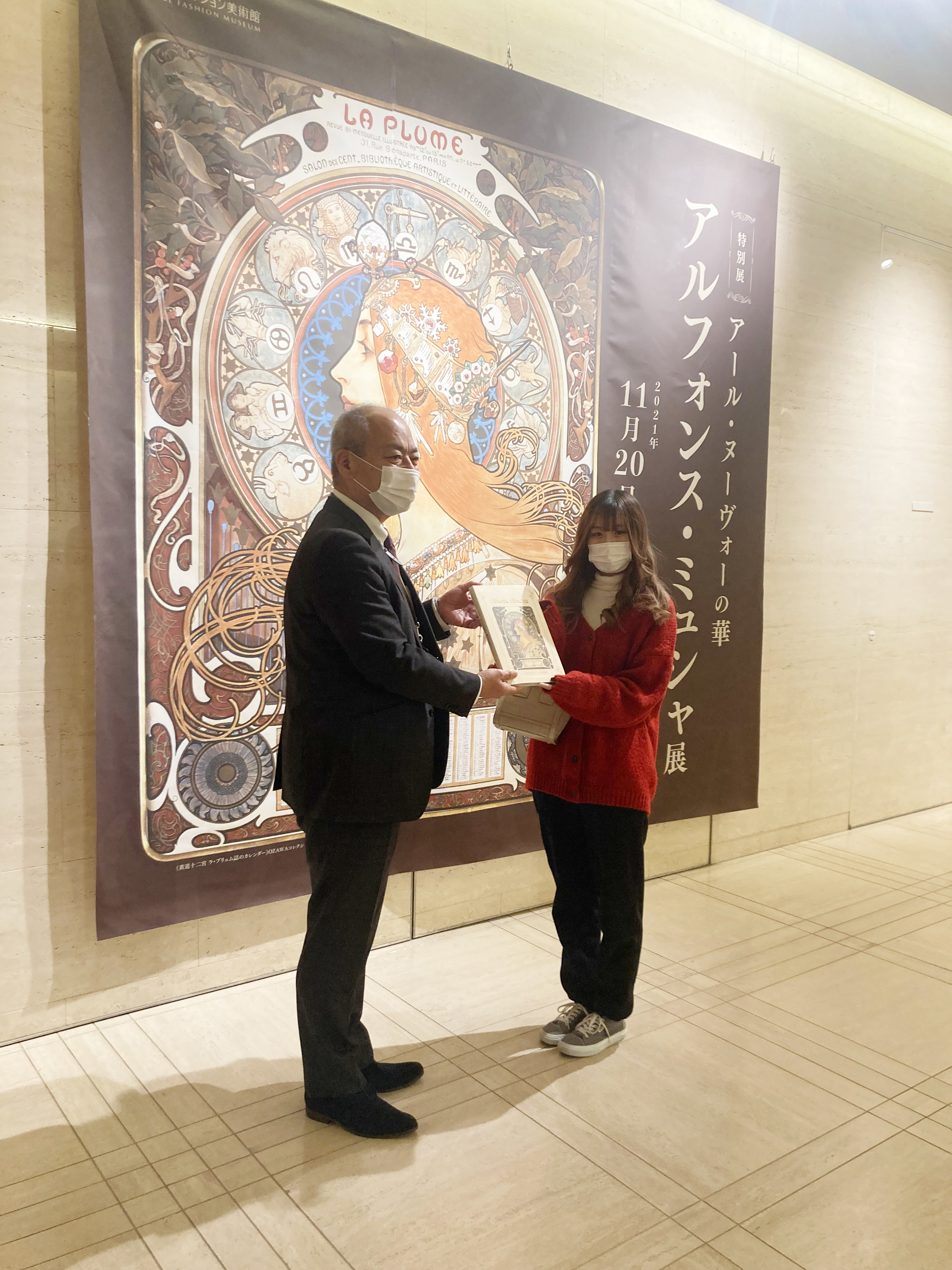 特別展「アール・ヌーヴォーの華 アルフォンス・ミュシャ展」入場者 1 万人達成！記念セレモニーを行いました。
