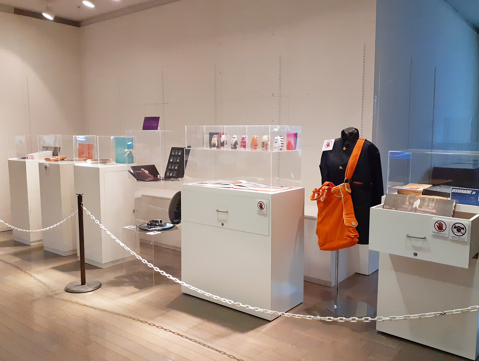 ライブラリー所蔵図書『VISIONAIRE (ヴィジョネア)』をエントランスと3階ライブラリーで展示中です。