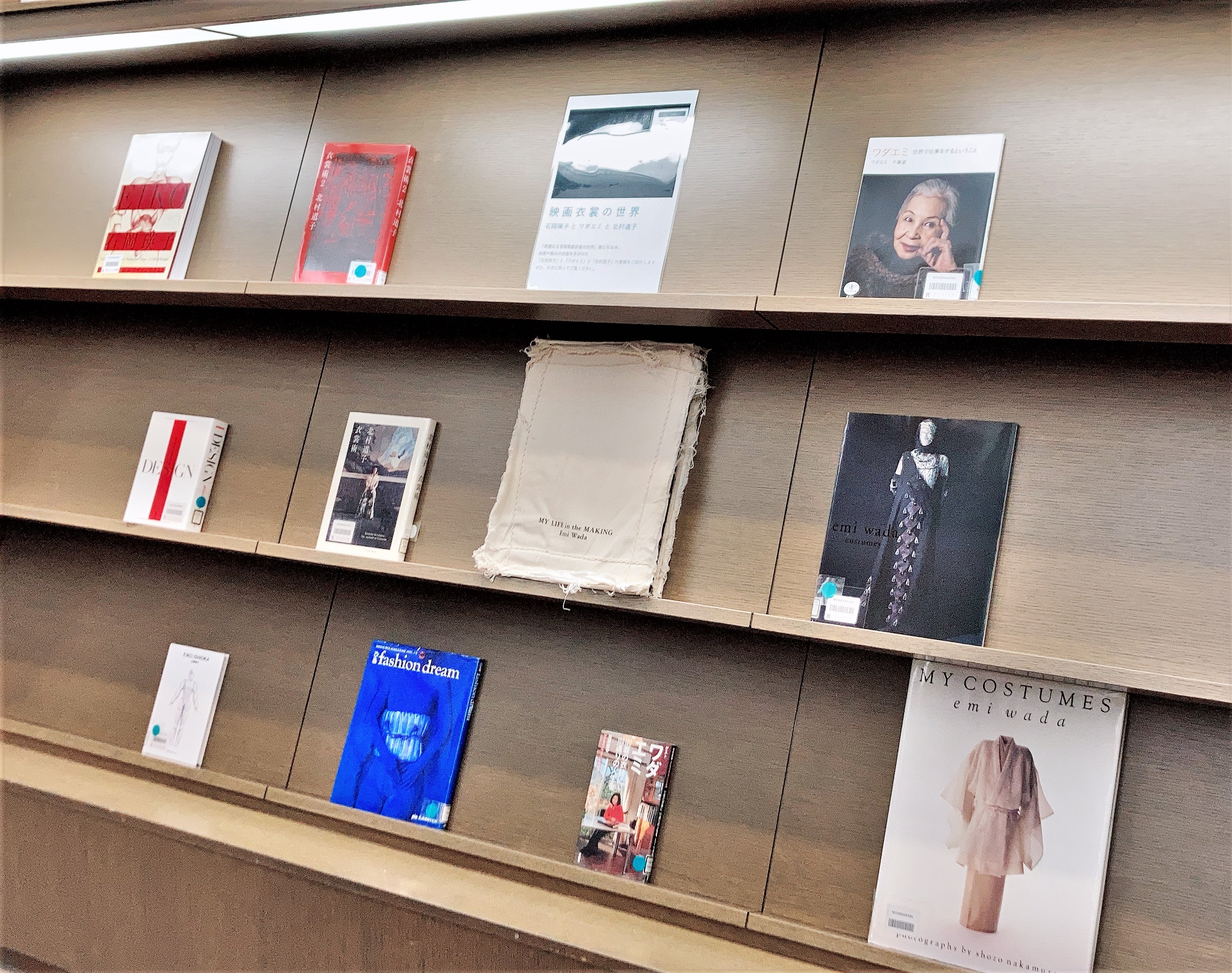 【ライブラリー情報】スタッフおすすめ本コーナー＆展示コーナーが新しくなりました！