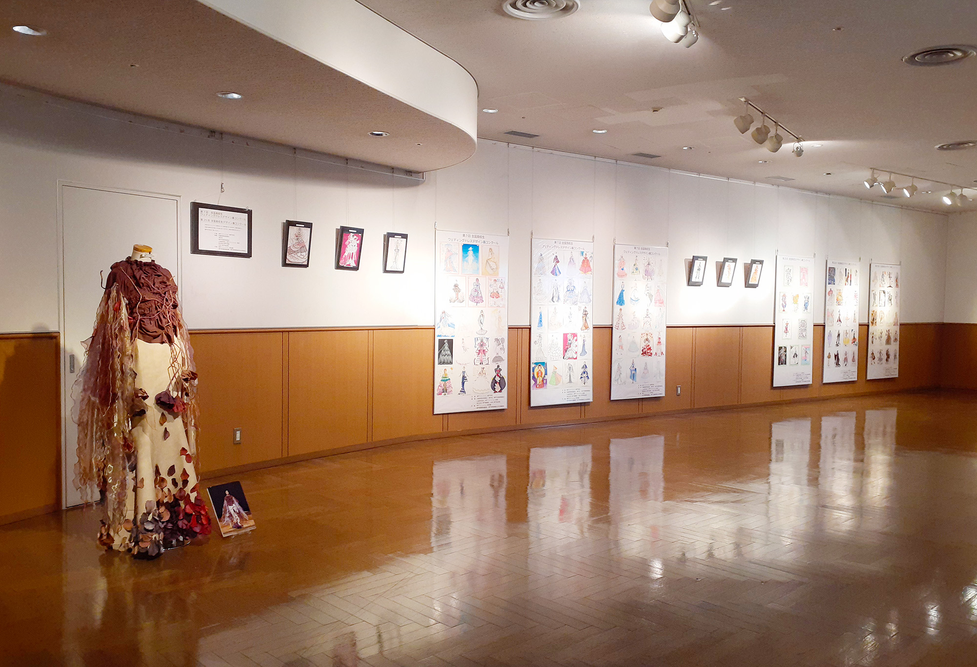 【ギャラリー情報】 神戸ファッション専門学校主催「全国高校生 デザイン画コンクール＆ウェディングドレスデザイン画コンクール」作品展示、8/30(火)まで開催！
