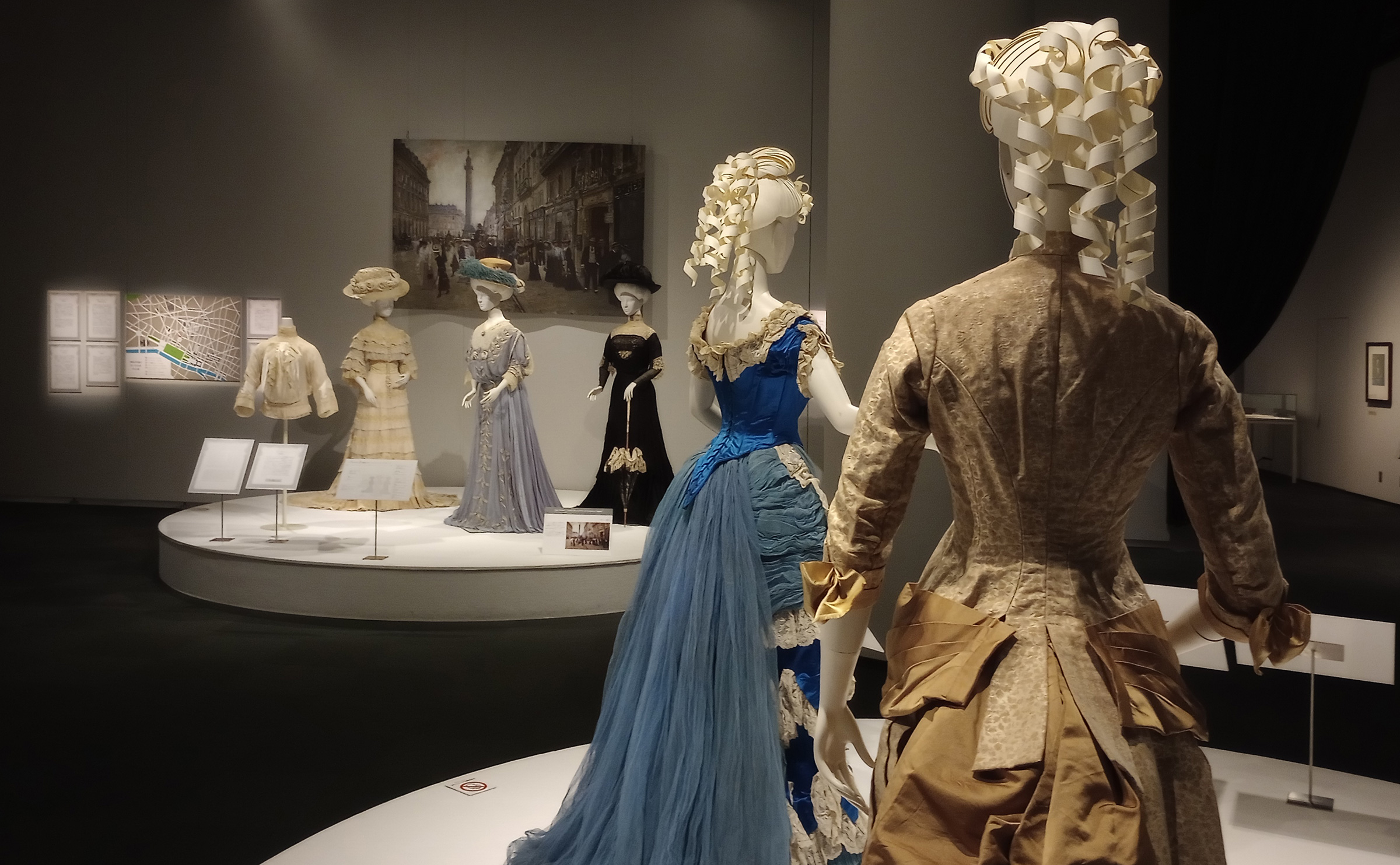 ドレスコレクション展「フランス文学が誘（いざな）う街とファッション-19世紀後期から20世紀へ-」（I期）
