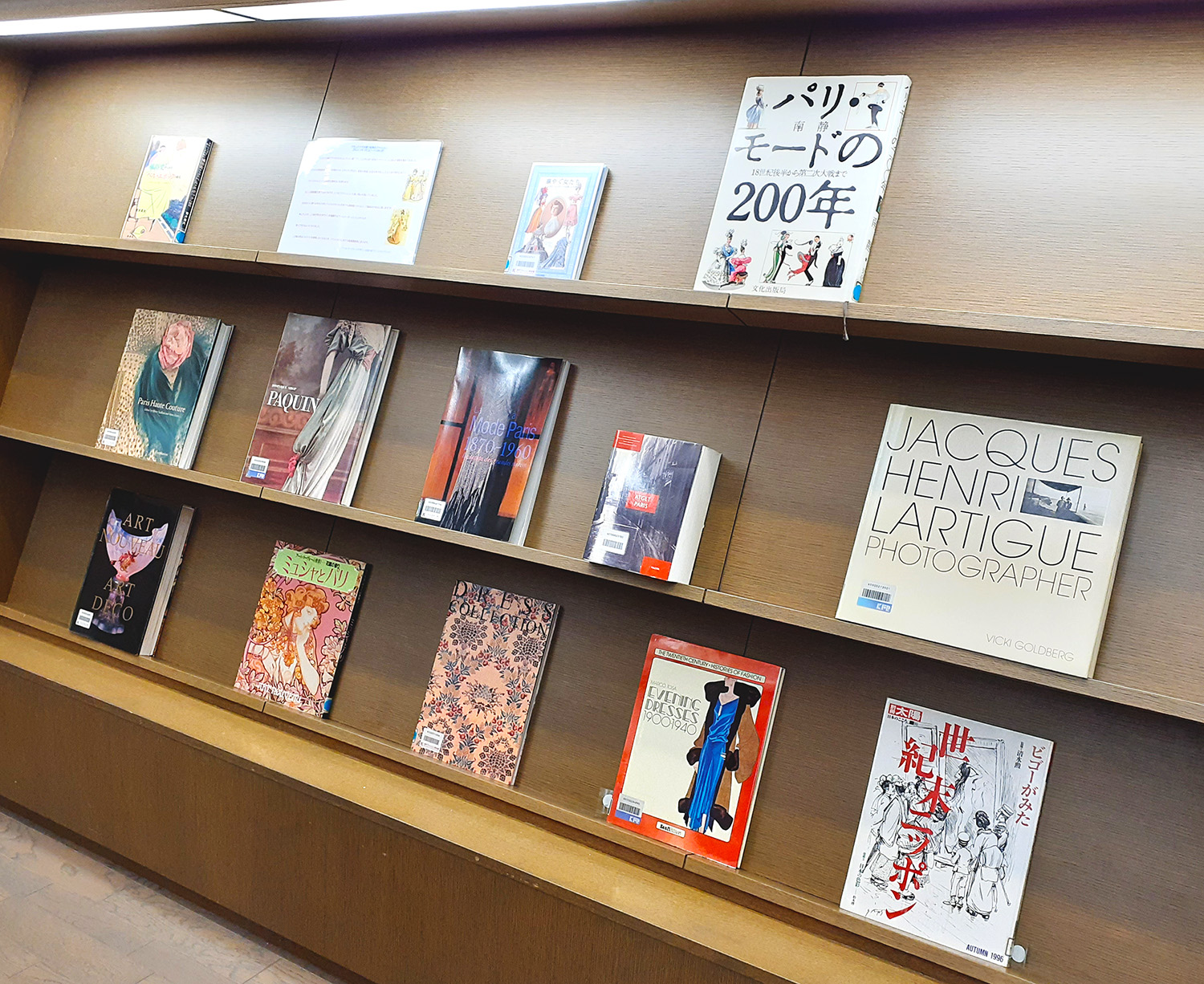 【ライブラリー情報】スタッフおすすめ本コーナー＆展示関連本コーナーが新しくなりました！