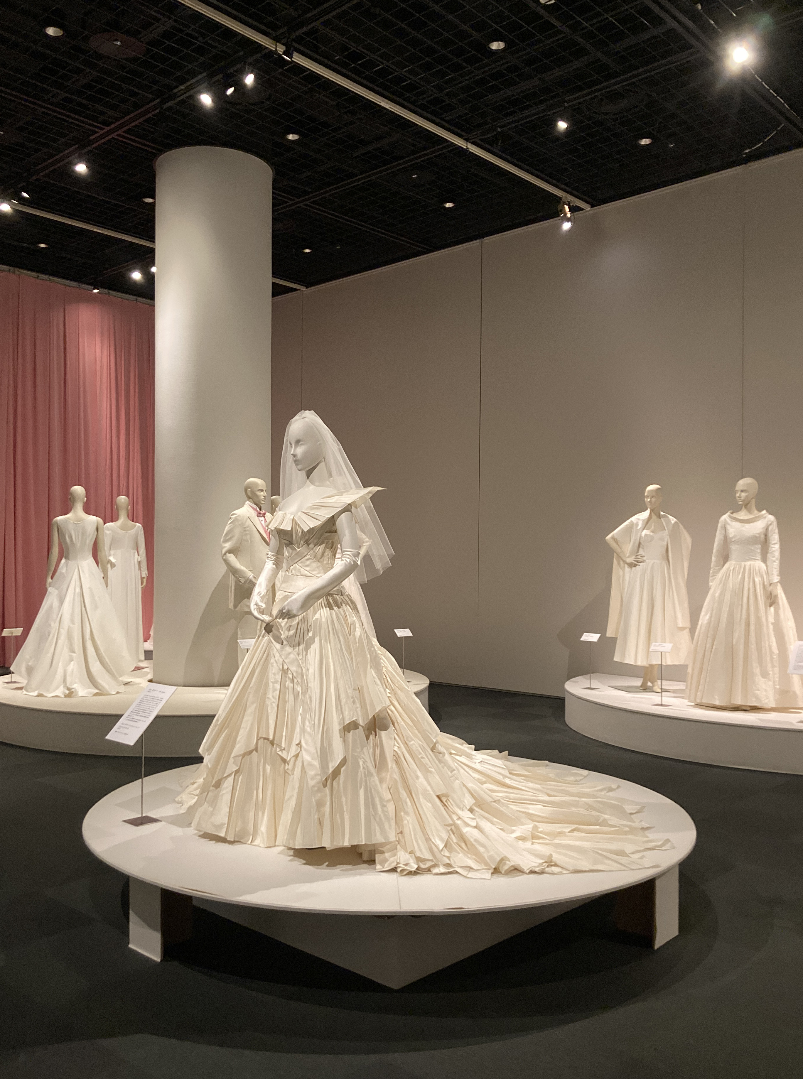 神戸ファッション都市宣言50周年記念 特別展「祝祭の景色～世界の結婚式～」が開幕しました！