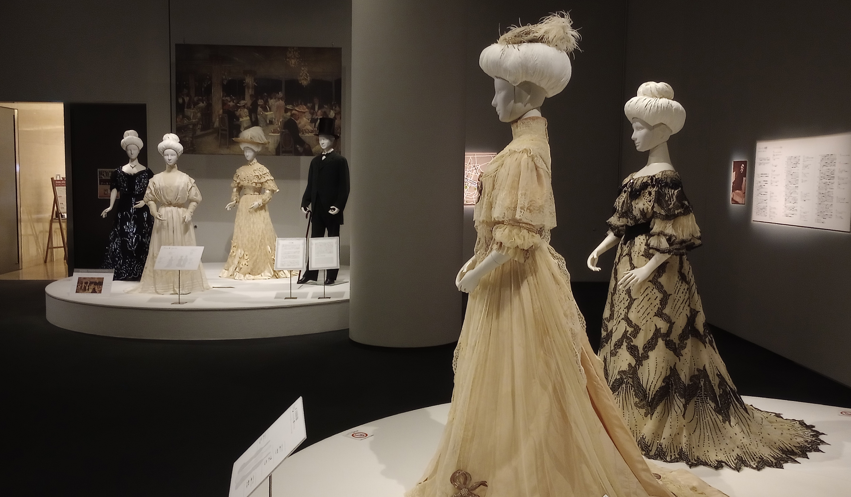 ドレスコレクション展「フランス文学が誘(いざな)う街とファッション-19世紀後期から20世紀へ-」(II期)