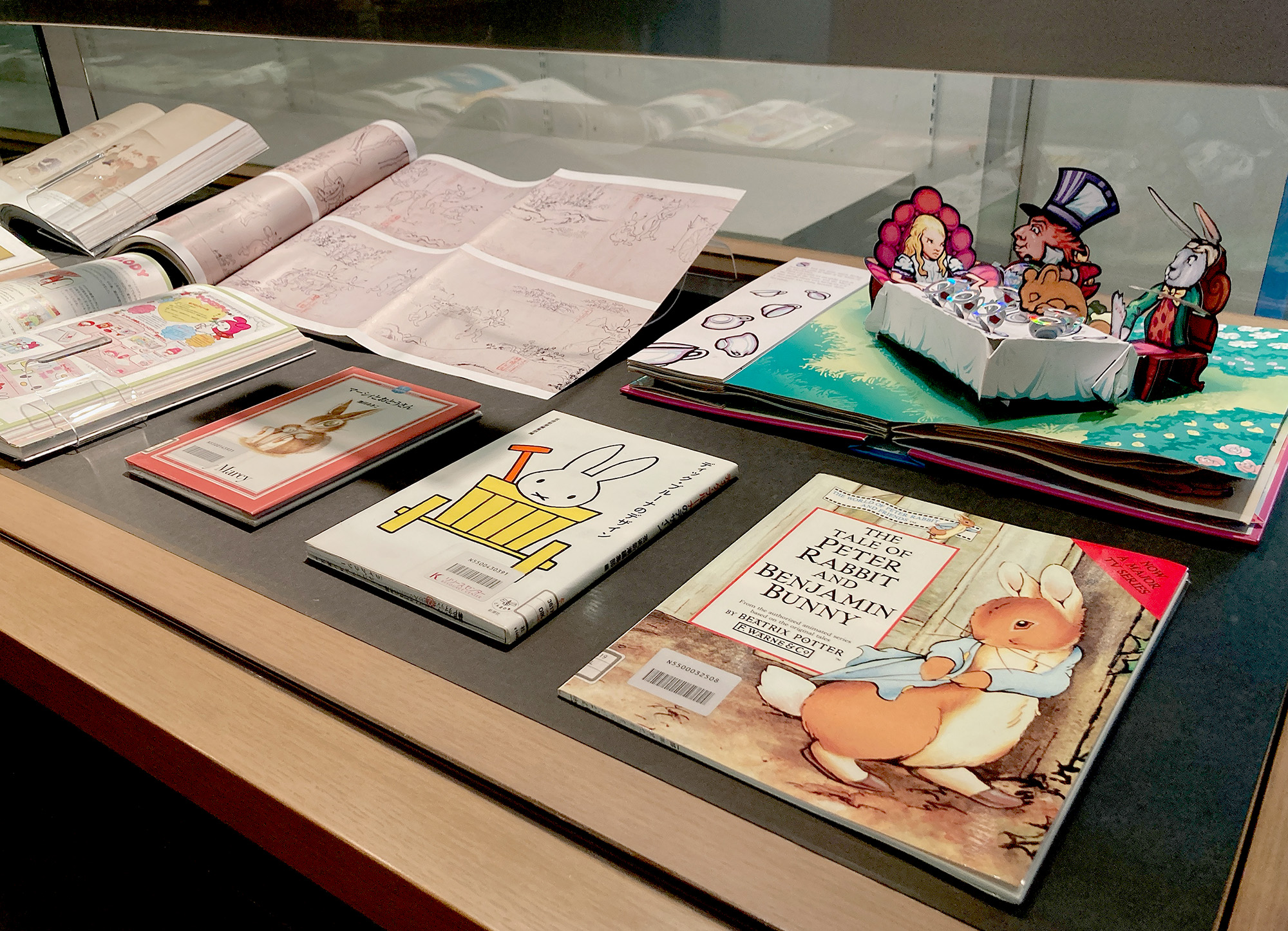 【ライブラリー情報】企画展示のコーナーの一部が新しくなりました！
