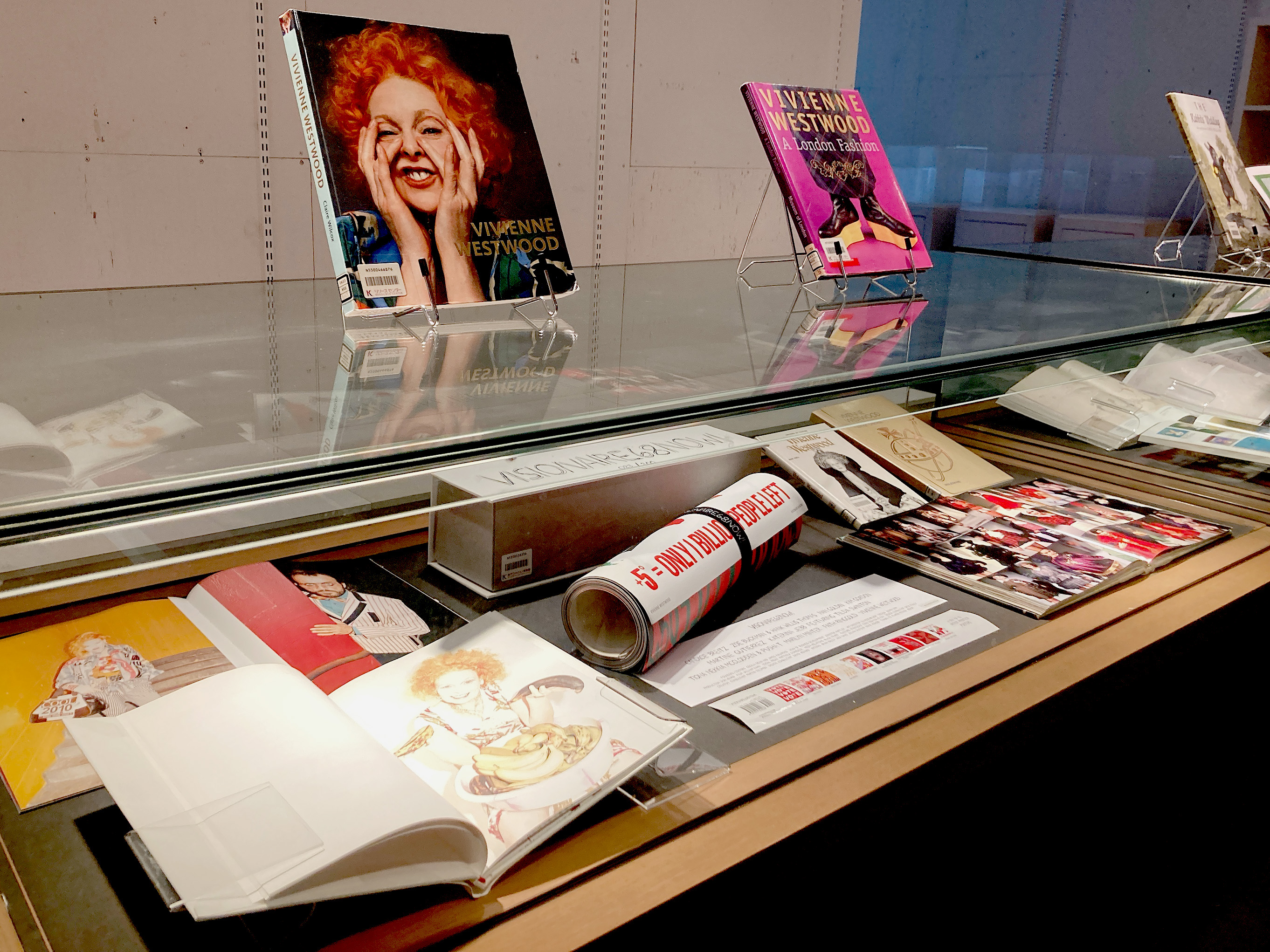 【ライブラリー情報】企画展示コーナーに「ヴィヴィアン・ウェストウッド関連本」を展示中！